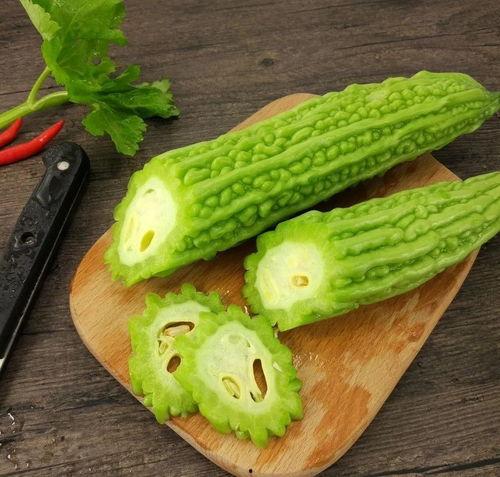 网红吃瓜被扔,被扔瓜瞬间成焦点